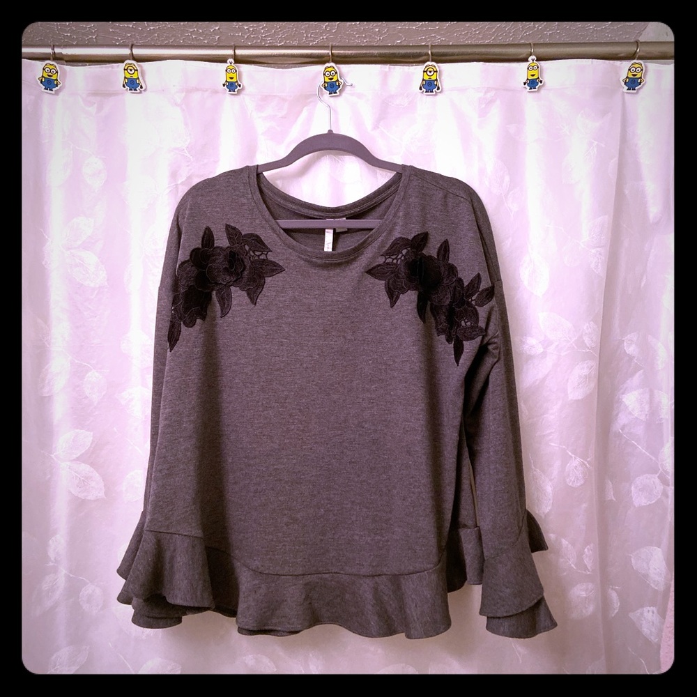 Lauren Conrad flutter sleeve peplum top w appliqué